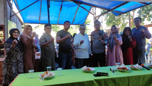 Kapolsek Lubeg, Kompol Harry Mariza Putra, S.si. Didampingi Panit Intel Polsek Lubeg, Aiptu Atrius Dan Anggota Reskrim, Polsek Lubeg, Aipda Dian Wihendro Ratnodalam Kegiatan Jumat Berkah Berbagi (Jbb) Di Sekretariat Yayasan Berkah Amal Salih, Kelurahan Banuaran Nan Xx, Kecamatan Lubuk Begalung, Kota Padang