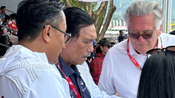 Menko Kemaritiman Dan Investasi (Marves) Luhut Binsar Panjaitan Saat Menyaksikan Latihan Pada Peserta F1 Powerboat Champuonship 2023 Jumat 24/2/2023,