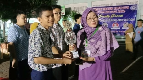 M Fathin Satria Siswa Mtsn Model Gunung Pangilun Raih Juara I Scrabble Lomba The 5Th English Festival Of Padang Junior High School