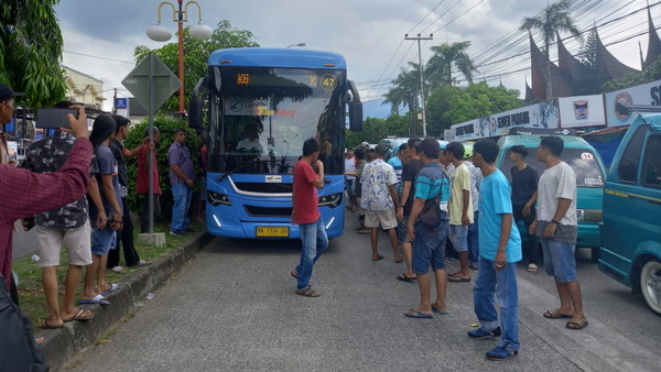 Para Sopir Angkot Menghadang Trans Padang Di Pasar Baru