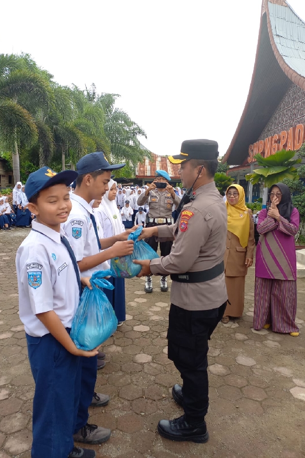 Bantuan Sembako Di Smpn 6 Padang 3