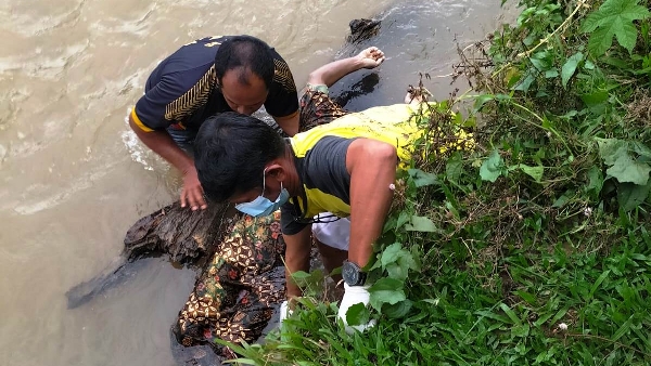 Mayat Berjenis Kelamin Perempuan Tanpa Identitas Ditemukan Masyarakat Di Pinggir Sungai Jorong Batang Tiau, Nagari Muaro Takung,