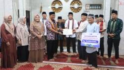 Dprd Sumbar Supardi Bersama Tsr Pemprov Sumbar Berikan Bantuan Hibah Dan Csr Bank Nagari Ke Pengurus Masjid Hidayah