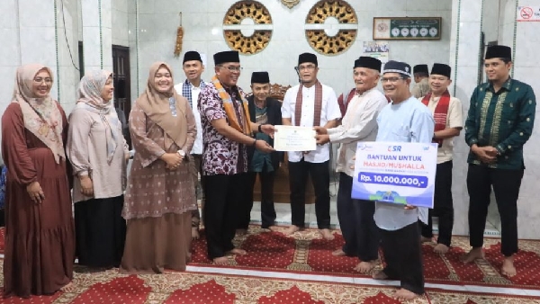 Dprd Sumbar Supardi Bersama Tsr Pemprov Sumbar Berikan Bantuan Hibah Dan Csr Bank Nagari Ke Pengurus Masjid Hidayah