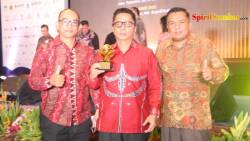 Pj Bupati Mentawai Martinus Dahlan Didampingi Direktur Utama Pt Bpr Sipora Utara Afrianto Afrikal Dan Komisaris Bank Bpr Sipora Utara Hendridori Satoko Terima Penghargaan Top Bumd Awards 2023.