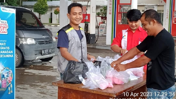 Spbu Kampung Baru Pasbar Berbagi Takjil Kepada Masyarakat