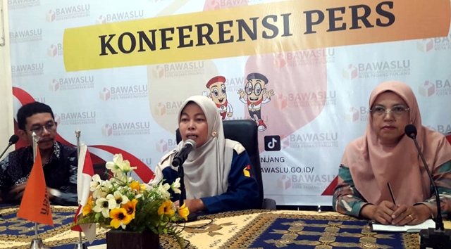 Santina Tengah Memberi Keterangan Kepada Pers