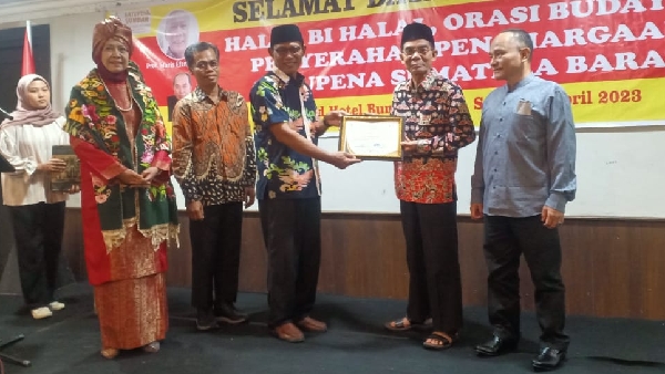 Satupena Sumbar Gelar Orasi Budaya Dan Berikan Penghargaan