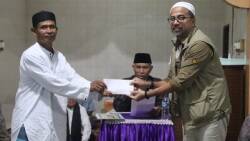 Serahkan Bantuan Serupa Dana Hibah Senilai Rp.50 Juta Untuk Pembngunan Masjid Nurul Iman Sioban.