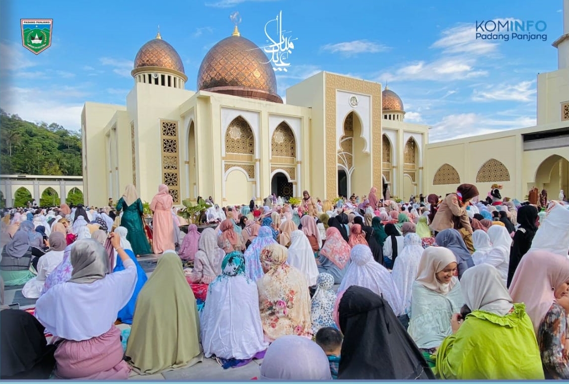 Sholat Idul Fitri Di Islamic Center Kota Padang Panjang