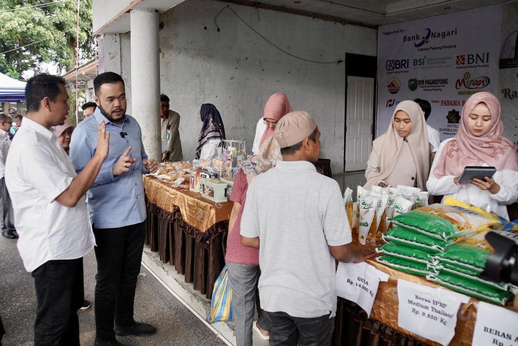 Walikota Fadly Amran Didampingi Kadis Perindagkop Umkm Jefri Carter Saat Meninjau Bazar Dan Pasar Murah Di Gedung.m.syafei Padang Panjang