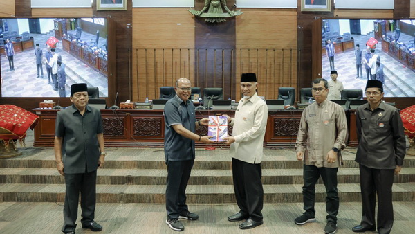 Dprd Sumbar Serahkan Hasil Reses Pada Pemerintah Provinsi