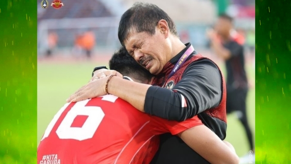 Indra Sjafri Berpelukan Dengan Pratama Arhan