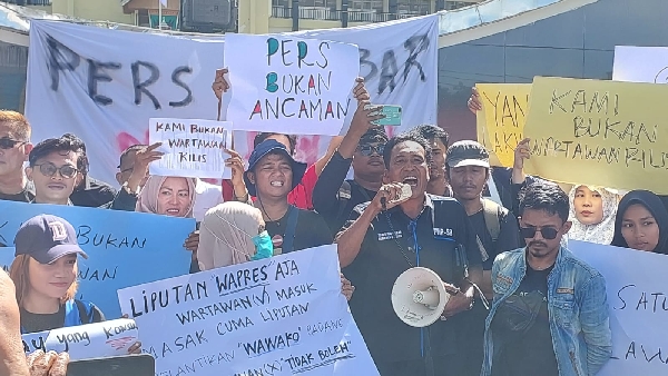 Wartawan Demo Gubernur Sumbar