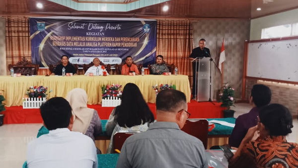 Sekdakab Kepulauan Mentawai Buka Workshop Implementasi Kurikulum Merdeka Dan Perencanaan Berbasis Data Di Hotel Jelita Tuapeijat, Pada, Rabu (19/7/2023)