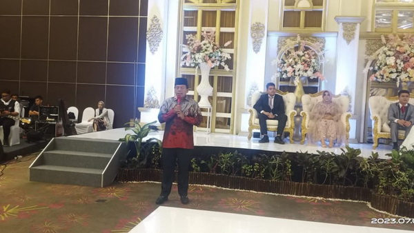 Wakil Ketua DPRD Sumbar Suwirpen Suib Beri Wejangan di Pesta Perkawinan Anak Nely Hasnah