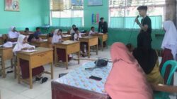 Pelatihan Pembacaan Pembukaan UUD NRI tahun 1945 di SDN 06 Hulu Banda