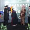 Ketua Senat Upertis Prof Dr Hazli Nurdin, MSc memasangkan kalung Guru Besar kepada Prof Suryani