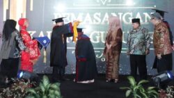 Ketua Senat Upertis Prof Dr Hazli Nurdin, MSc memasangkan kalung Guru Besar kepada Prof Suryani