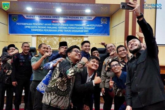 Di Akhir Acara, Walikota Selfie Bersama Pimpinan/ Anggota Dprd, Forkopimda, Dan Pejabat Pemko Padang Panjang 