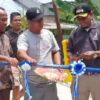 Lurah Banuaran Devrison didampingi Ketua RT 03 RW 01 dan Rusdi melakukan pemotongan pita saat peresmian jembatan