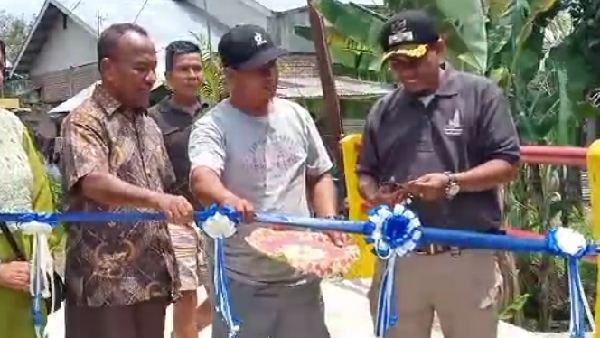 Lurah Banuaran Devrison Didampingi Ketua Rt 03 Rw 01 Dan Rusdi Melakukan Pemotongan Pita Saat Peresmian Jembatan