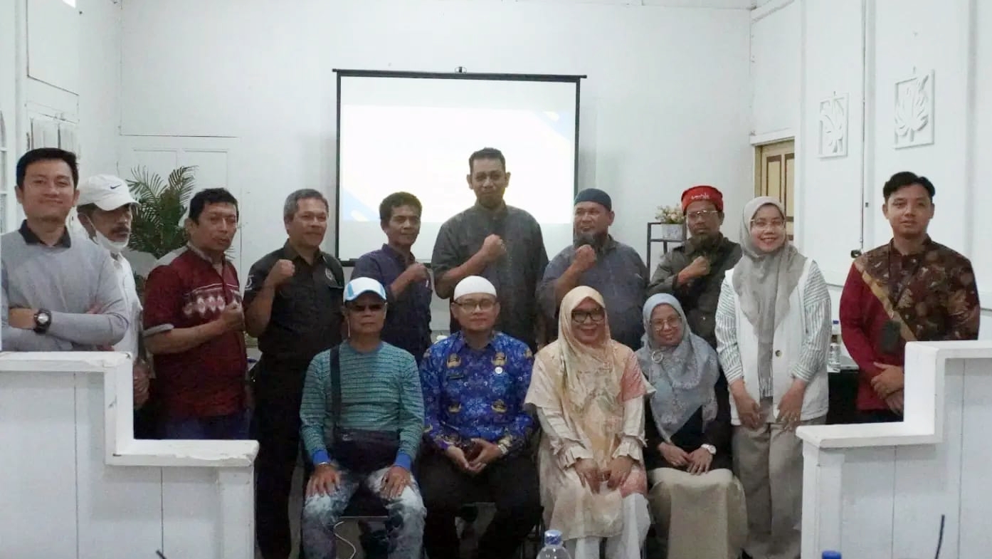 Kacab Bpjs Bukittinggi, Henni Nursanti, Dan Kadis Kominfo Kota Padang Panjang, Ampera Salim, Foto Bersama Usai Kegiatan Media Gathering Bpjs Di Padang Panjang