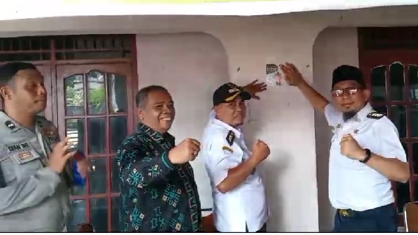 Lurah Banuaran Nan Xx Memasang Stiker Padang Bergoro Disaksikan Camat Lubuk Begalung