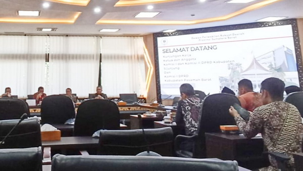 DPRD Provinsi Sumatera Barat menerima kunjungan dua DPRD sekaligus