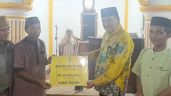 Anggota Dprd Sumbar Zarfi Deson Menyerahkan Bantuan Kepada Pengurus Masjid Istiqomah Kampung Muaro Sako