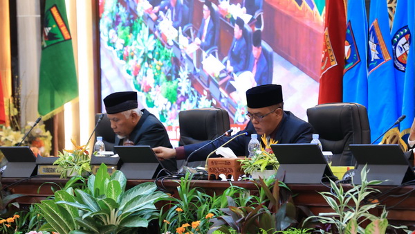 Ketua Dprd Sumbar Supardi Saat Memimpin Rapat Paripurna Pembahasan Rancangan Awal (Ranwal) Rencana Pembangunan Jangka Panjang Daerah (Rpjpd) Provinsi Sumatera Barat Tahun 2025-2045 (Foto Hms/Spiritsumbar)