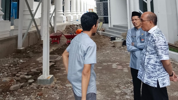 Ketua Dprd Sumbar Supardi Saat Meninjau Dan Mengecek Hasil Pembangunan Masjid Assyura