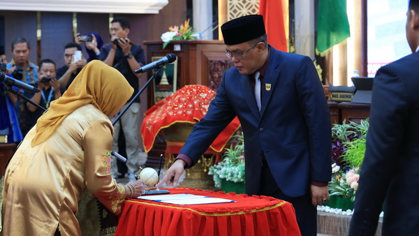 Ketua Dprd Sumbar, Supardi Memimpin Rapat Paripurna