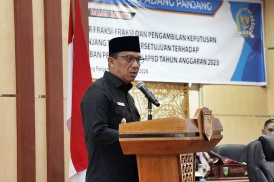 Pj Walikota Sonny Budaya Putra menyampaikan sambutan pada rapat pleno DPRD pada Sabtu 18_05