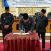 Ketua DPRD Kota Padang Panjang, Mardiansyah, menandatangani dokumen persetujuan DPRD atas Ranperda LKPj Walikota terkait pelaksanaan APBD 2023