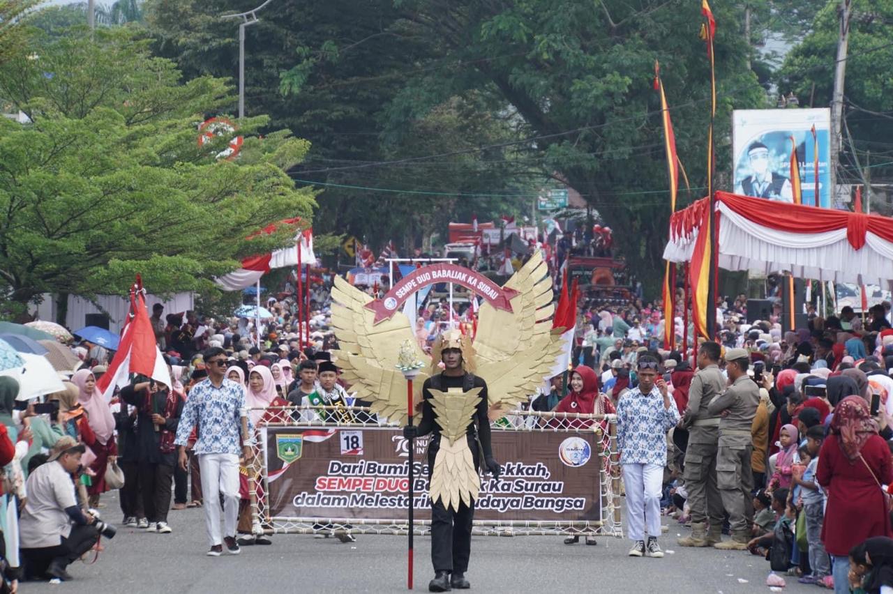 Masyarakat Padang Panjang Dan Sekitarnya Tumpah Ruah Menyaksikan Pawai Alegorishut Ri Ke 79