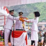 Penyerahaan-Duplikat-Bendera-Merah-Putih-Oleh-Pj-Wako Padang-Panjang-Sonny-Budaya-Putra