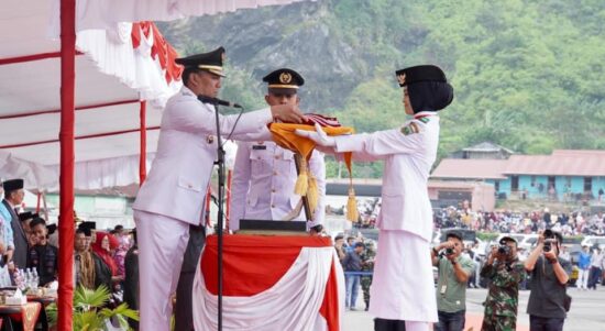 Penyerahaan-duplikat-Bendera-Merah-Putih-oleh-Pj-Wako Padang-Panjang-Sonny-Budaya-Putra