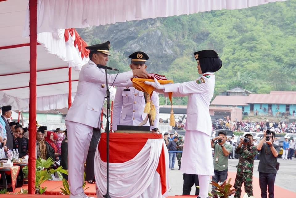 Penyerahaan-Duplikat-Bendera-Merah-Putih-Oleh-Pj-Wako Padang-Panjang-Sonny-Budaya-Putra