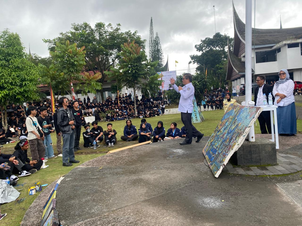 Rektor Isi Febri Yulika Menjawab Sejumlah Pertanyaan Mahasiswa