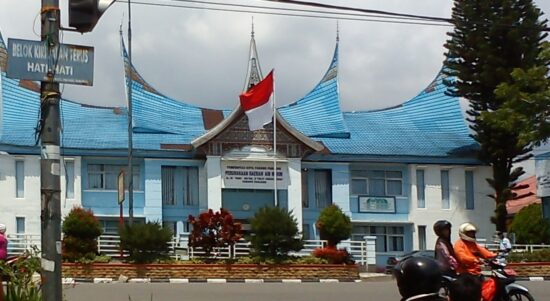 Gedung Perumda Air Minum Tirta Serambi Padang Panjang