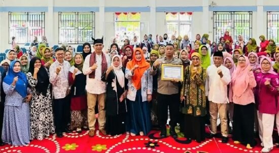 Aipda Dian WR usai menerima penghargaan dari Kepala Perwakilan BKKBN Sumbar