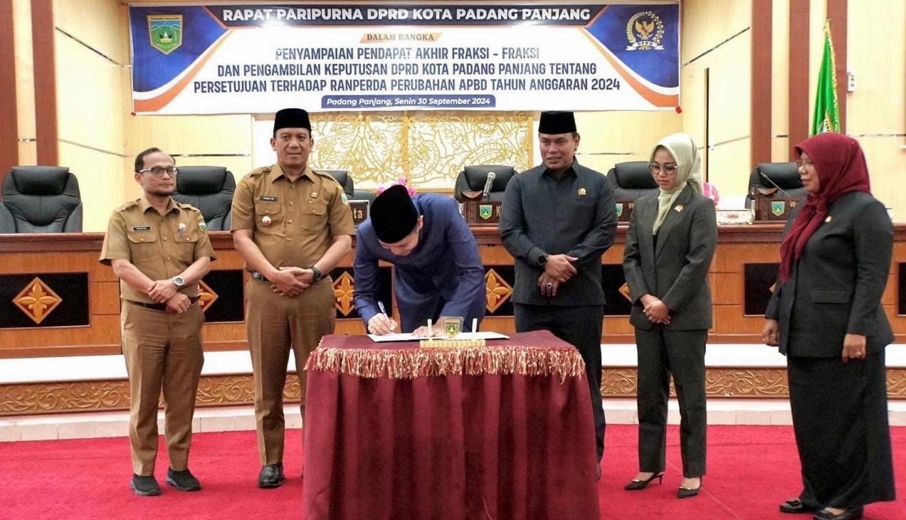 Ketua Dprdimbral Tandatangani Nota Apbd P Padang Panjang 2024