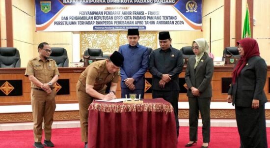 Pj Wako Sonny Budaya Putra Tandatangani Naskah Apbd-P 2024 Kota Padang Panjang