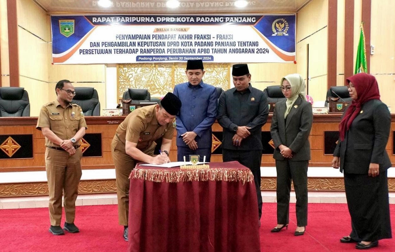 Pj Wako Sonny Budaya Putra Tandatangani Naskah Apbd-P 2024 Kota Padang Panjang