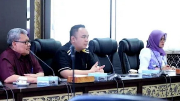 Ketua Dprd Sumbar Muhidi Didampingi Wakil Ketua Nanda Satria