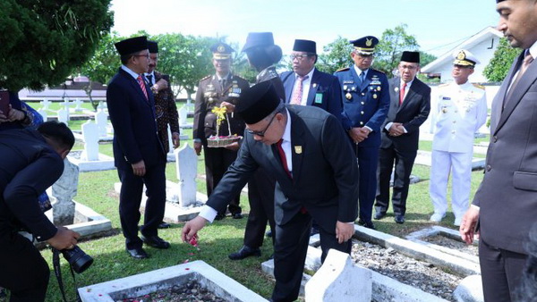 Ketua Dprd Sumbar Muhidi Saat Menabur Bunga