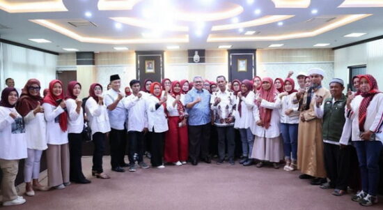 Ketua Dprd Sumbar Muhidi Saat Menyambut Hangat Kedatangan Ppukm Ranah Minang