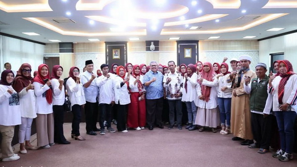 Ketua Dprd Sumbar Muhidi Saat Menyambut Hangat Kedatangan Ppukm Ranah Minang