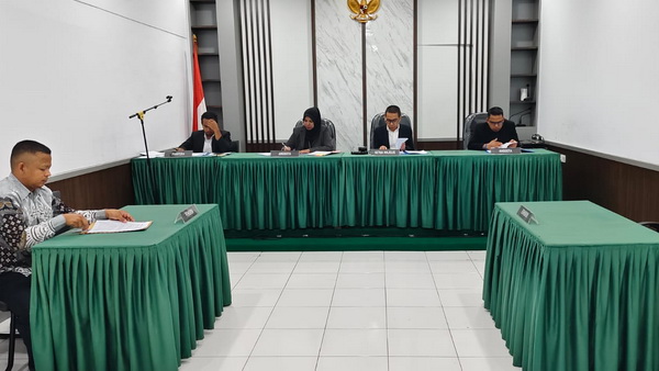 Sidang sengketa informasi publik tahap pembuktian dengan pemohon media Penaharian dengan termohon Baznas Sumatera Barat di ruang sidang Komisi Informasi Publik Sumbar, Kamis (19/9/2024)